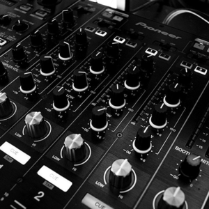 AFFORDABLE REMOTE CONTROL MUSIC SYSTEMS FOR MAGICIANS,MENTALISTS, HYPNOTISTS & ENTERTAINERS by Jonathan Royle ebook DOWNLOAD